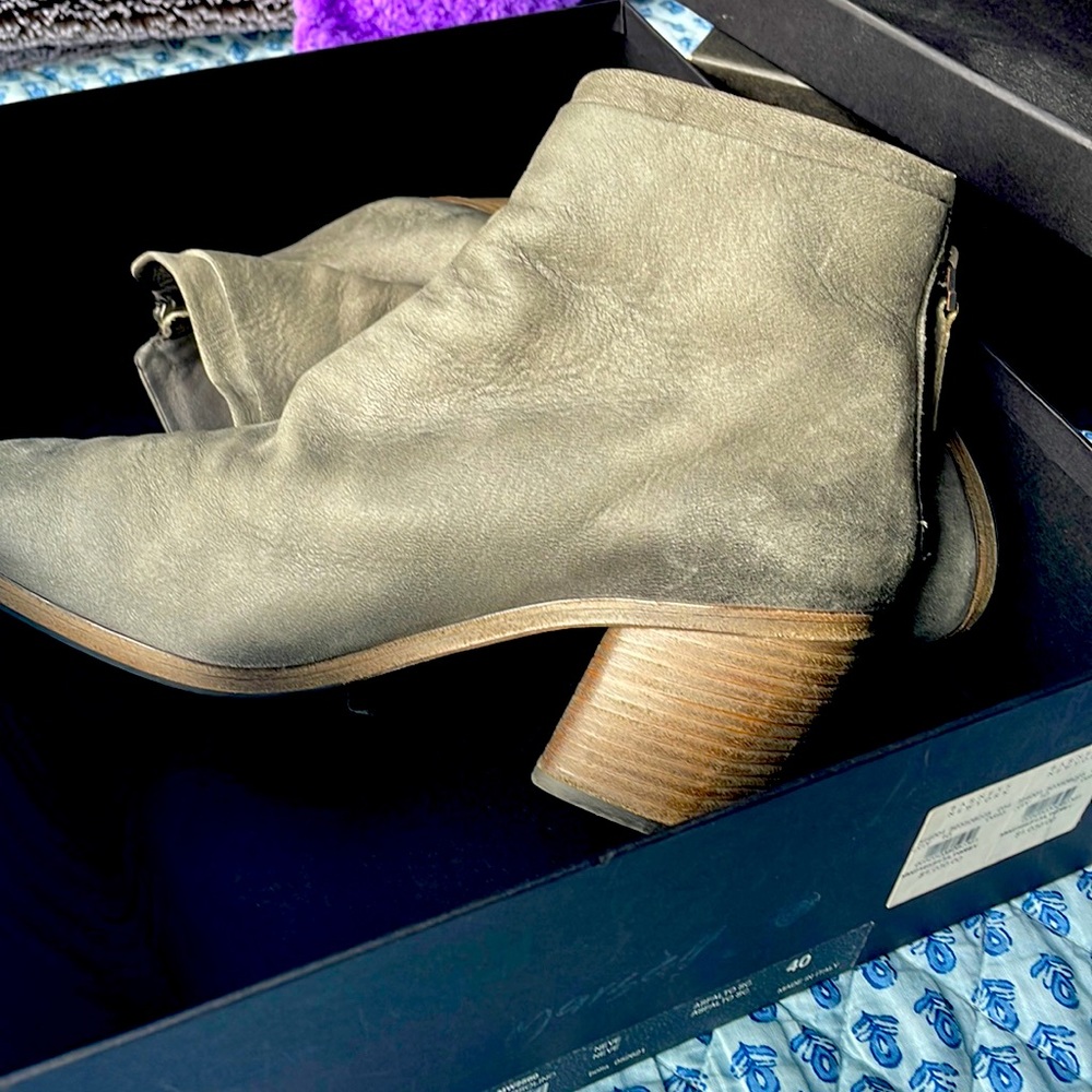Gorgeous SIZE 40 / 10 Made in Italy Marsell grey booties.